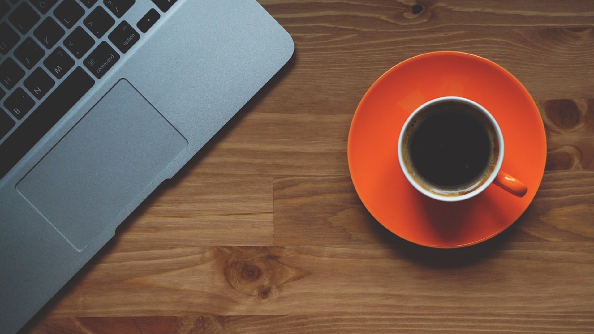 Laptop und Tasse Kaffee auf dem Schreibtisch — Seminarraum bei as.if.spaces in Köln einfach buchen