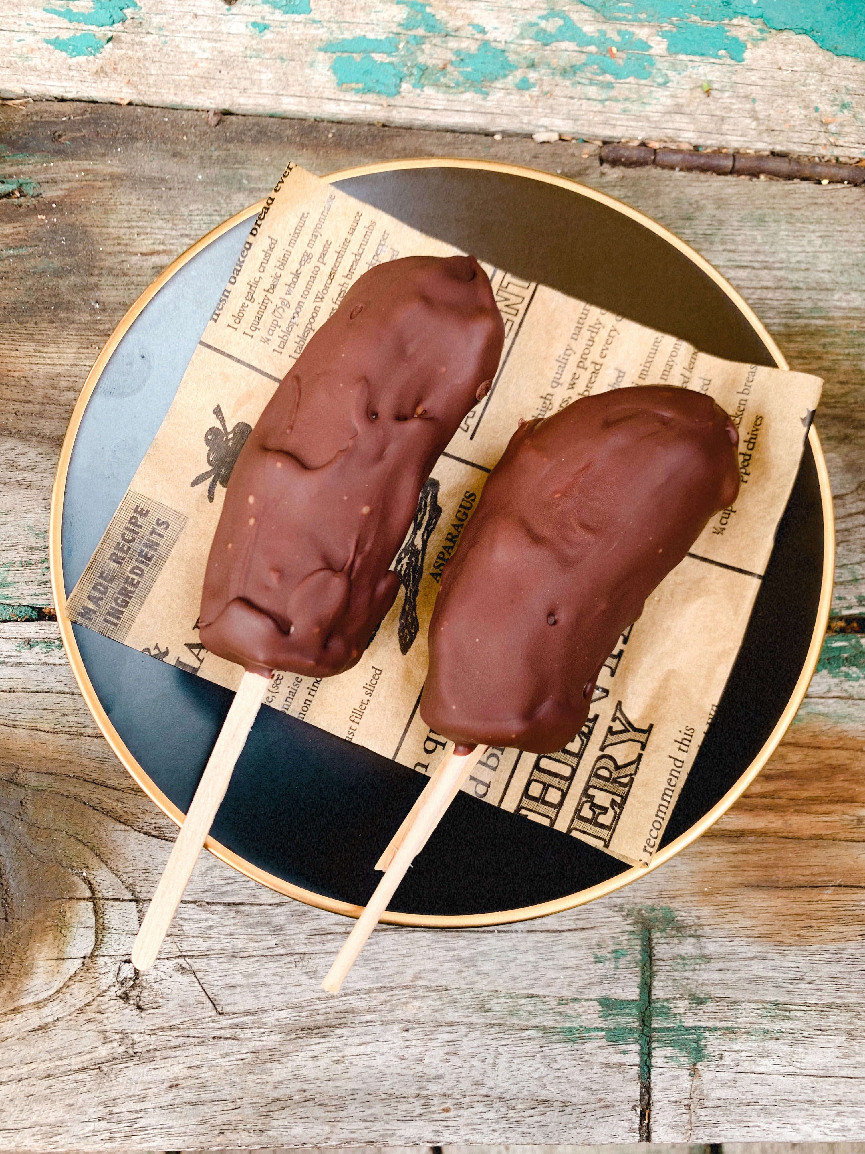 Gesundes Bananeneis am Stiel — vegan