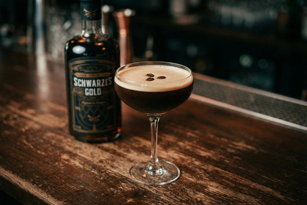 Cold Brew Martini mit Schwarzes Gold Kaffeelikör in einer Coupeschale mit Kaffeebohnen