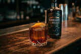 Cold Brew Negroni mit Schwarzes Gold Kaffeelikör, Campari und großem Eiswürfel im Kristallglas