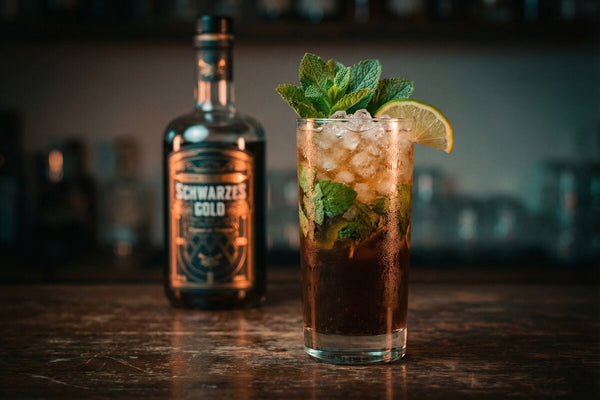 Café Mojito mit Schwarzes Gold Kaffeelikör im Highballglas mit Crushed Ice, Minze und Limette