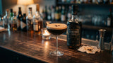 Espresso Martini mit Schwarzes Gold Kaffeelikör auf einer Bar