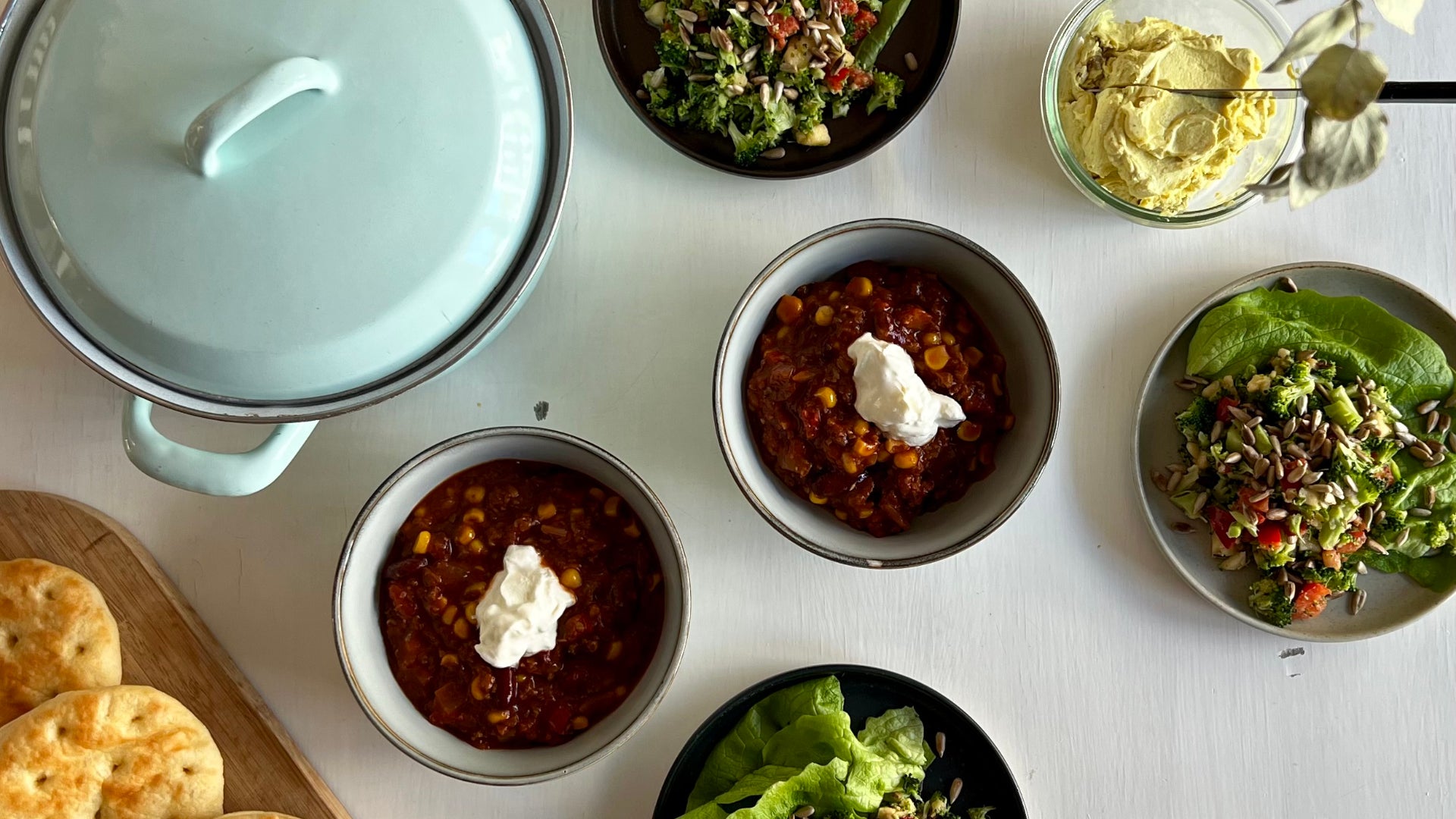 Hausgemachtes Seminar-Catering von as.if.spaces in Köln: Schüsseln mit Salaten und warmen Gerichten von oben