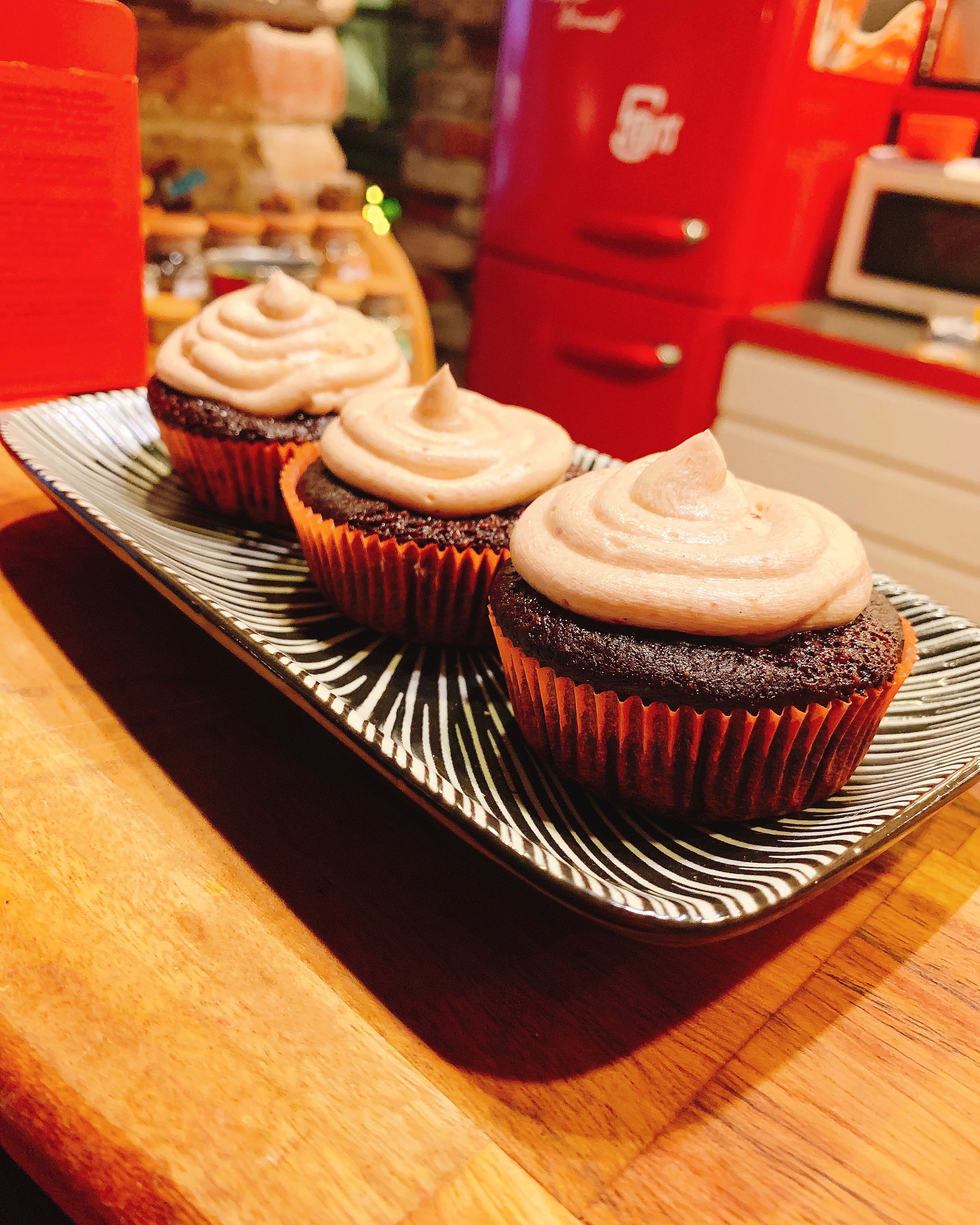 Schokocupcakes mit Himbeerfrosting – vegan und glutenfrei