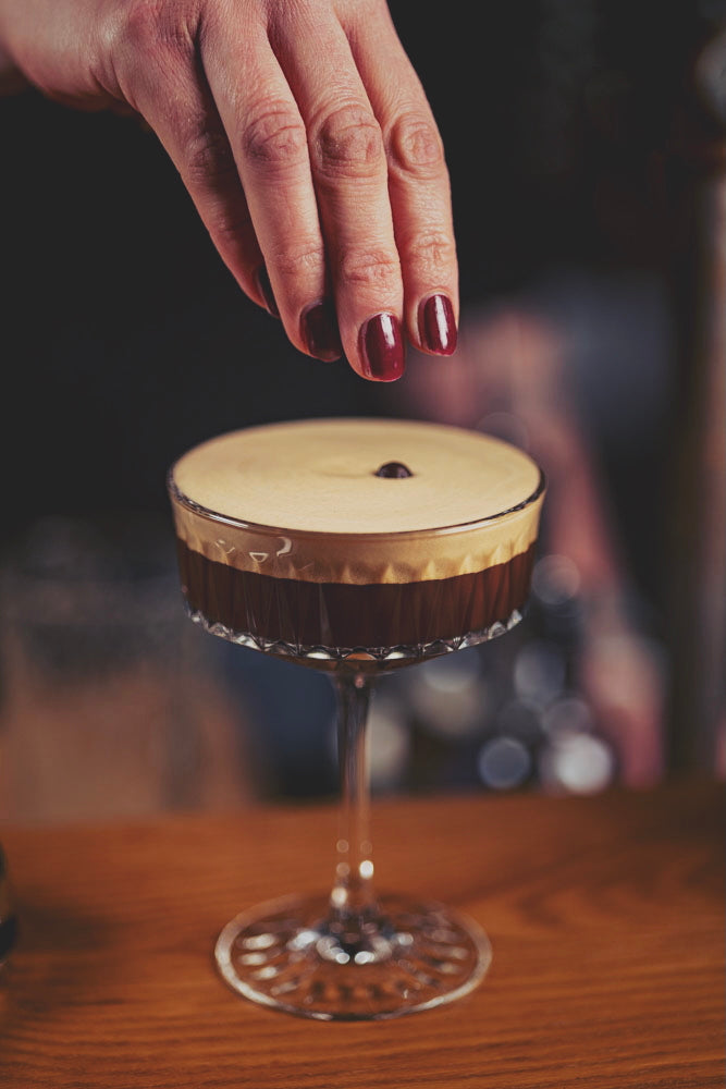 Der letzte Handgriff an einem frisch gemixten Cocktail