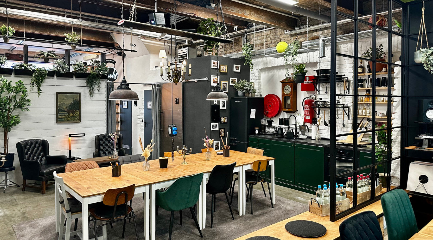 Kreativ eingerichteter Raum bei as/if spaces in Köln Nippes mit großer Küchenzeile, Holztisch und industriellen Elementen. Perfekt für kreative Meetings, Seminare und Events in einem inspirierenden Ambiente.