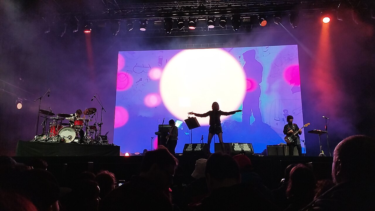 Kim Gordon live 2024