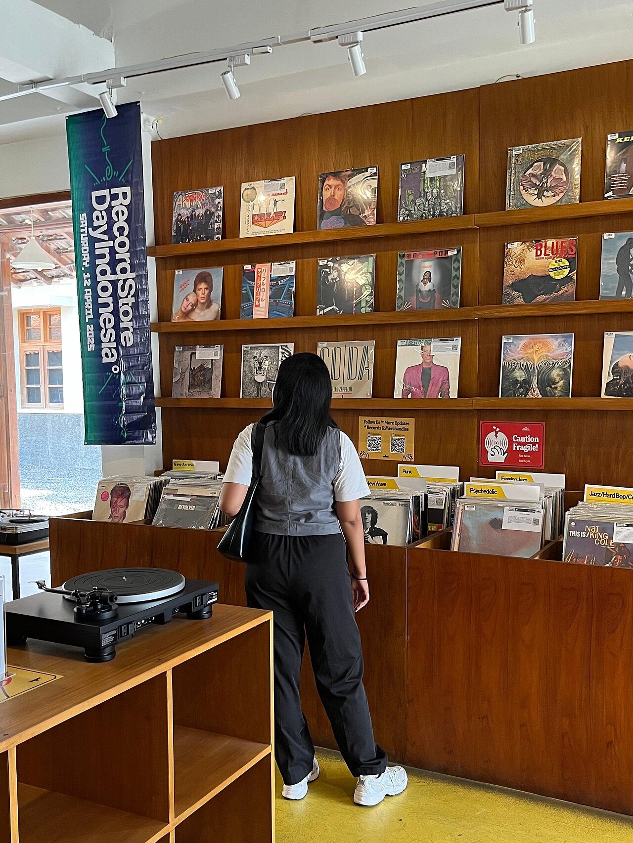 Vinyl-Plattensammlung in einem Plattenladen am Record Store Day