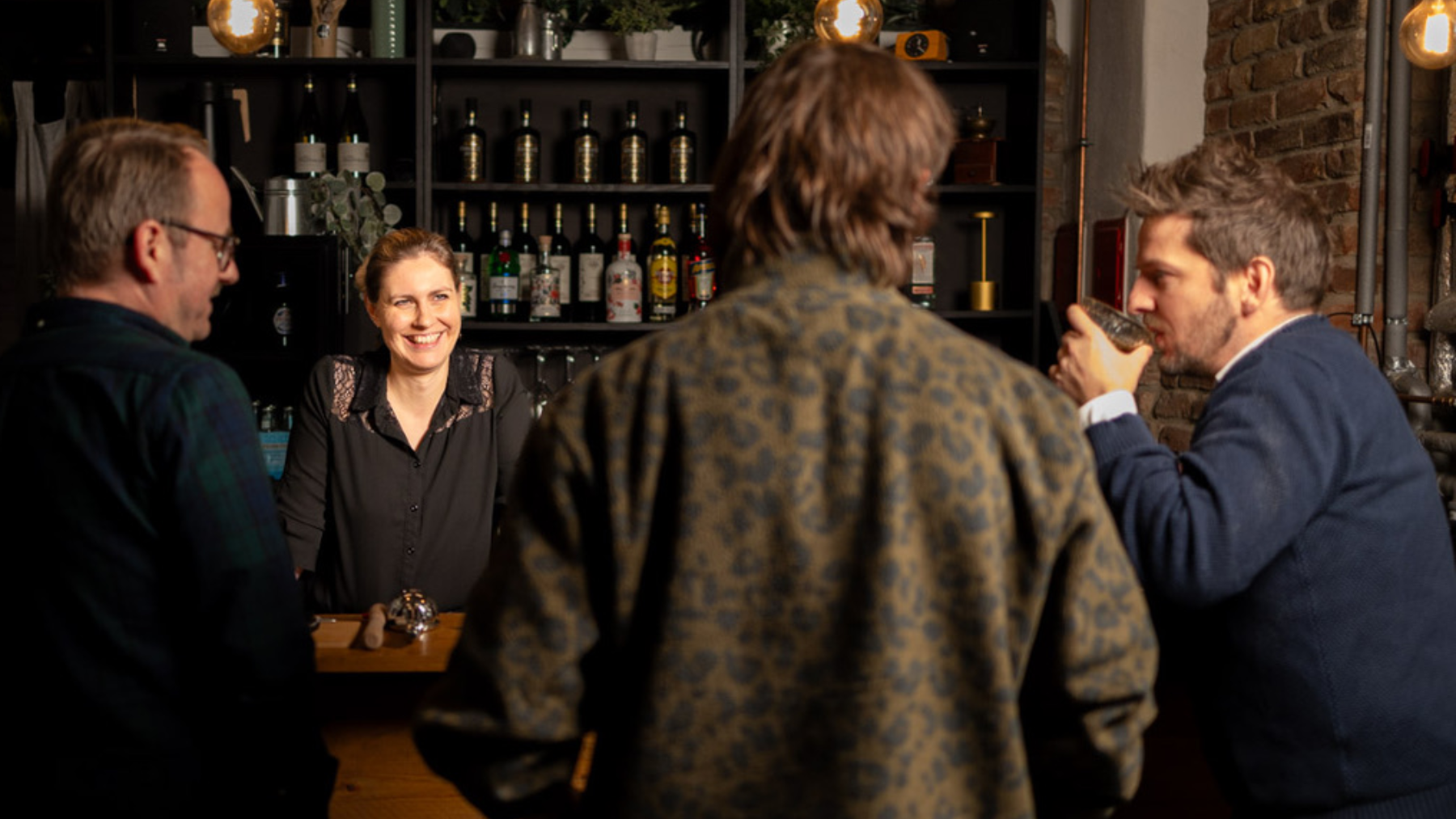 Gruppe beim Team-Event an der Bar von as.if.spaces in Köln Nippes — Cocktailkurs nach dem Workshop