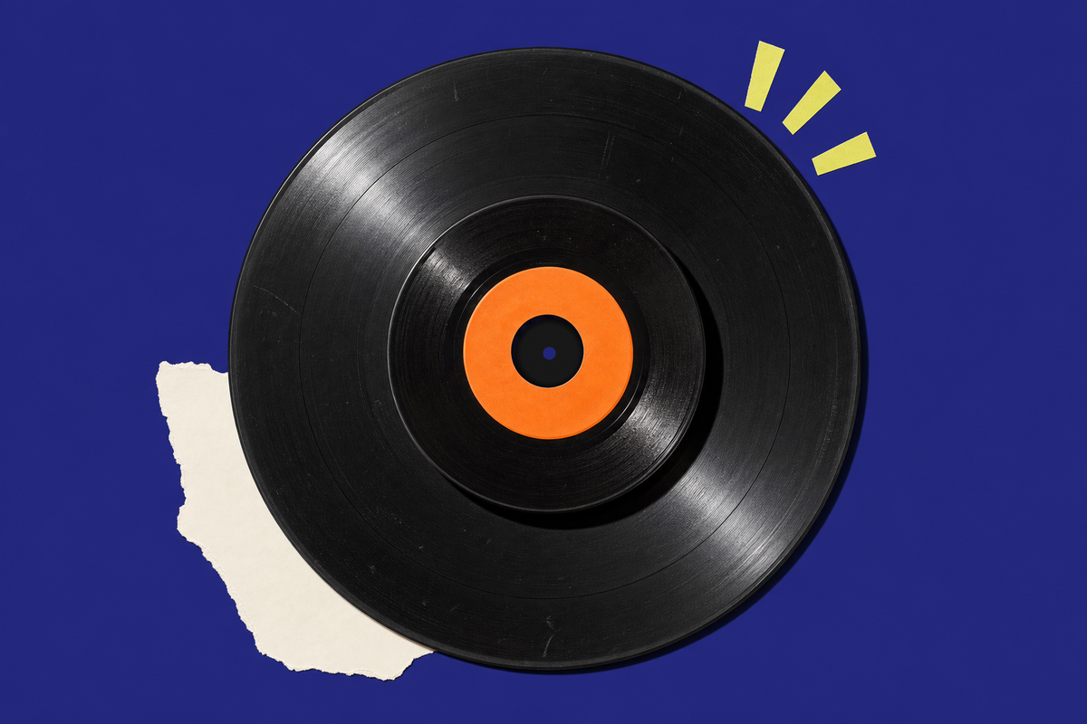 Illustration: Eine kleine Soul-Single mit orangefarbenem Etikett liegt mitten auf einer großen schwarzen Maxi-Platte, vor dunkelblauem Hintergrund.