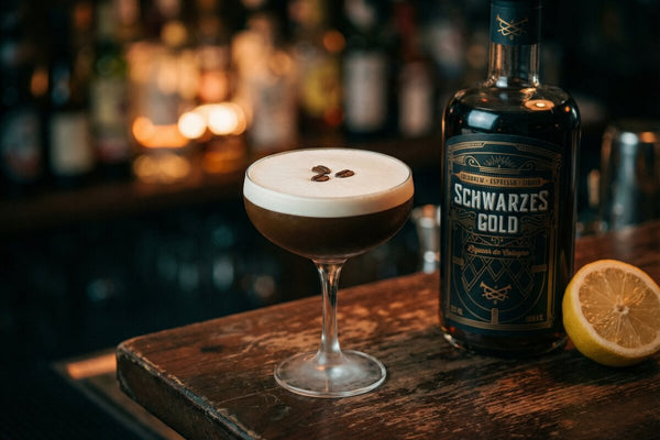 Café Sour mit Schwarzes Gold Kaffeelikör in Coupeschale mit Eiweiß-Schaum und Kaffeebohnen