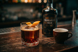 Espresso Negroni mit Schwarzes Gold Kaffeelikör, Campari und Espresso-Crema im Kristallglas