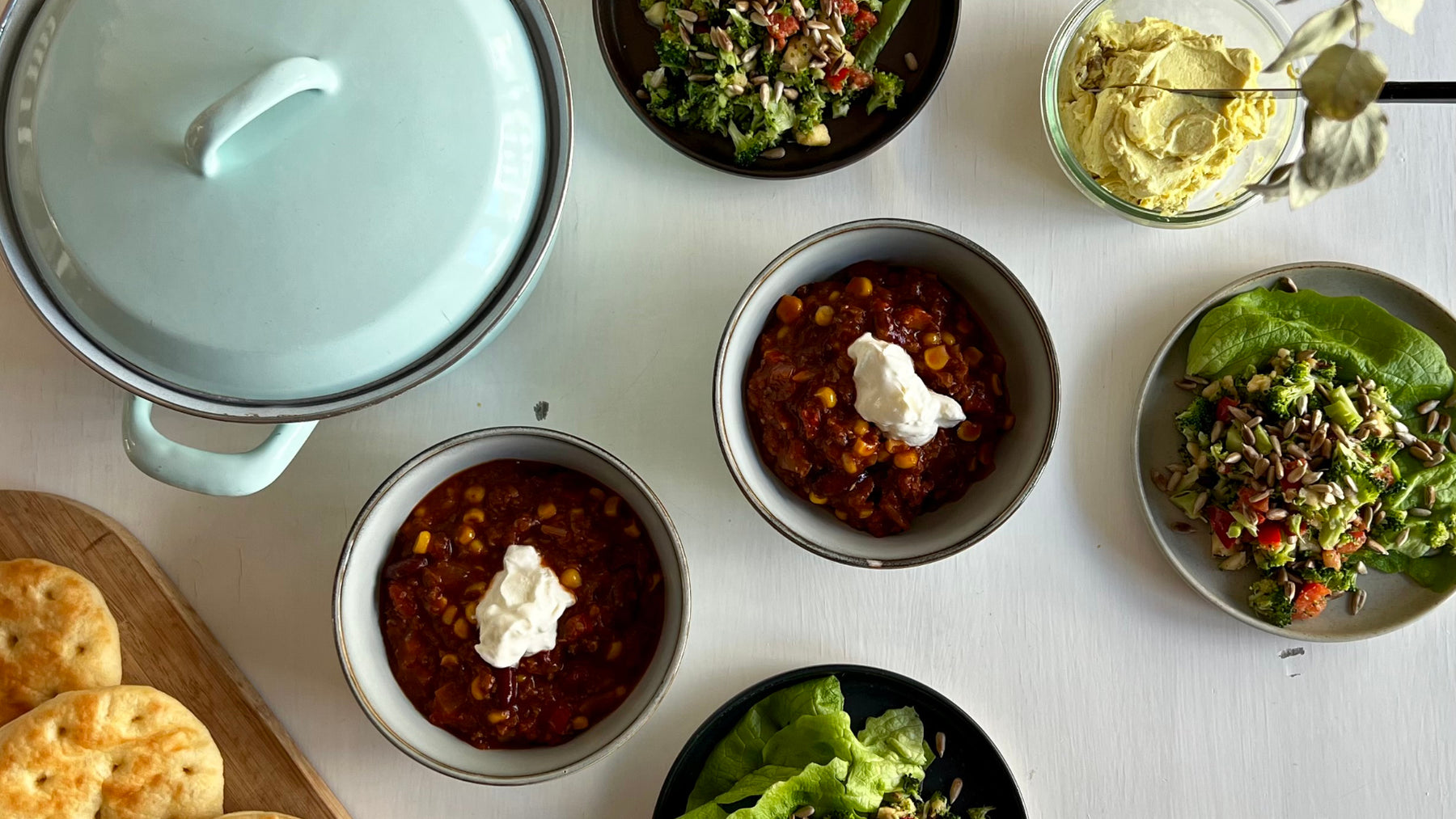 Hausgemachtes Seminar-Catering von as.if.spaces in Köln: Schüsseln mit Salaten und warmen Gerichten von oben