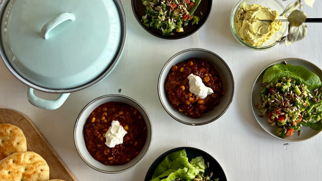 Hausgemachtes Seminar-Catering von as.if.spaces in Köln: Schüsseln mit Salaten und warmen Gerichten von oben