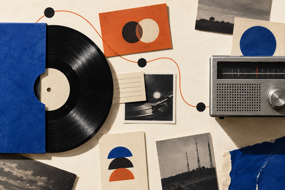 Illustration: Eine orange Linie verbindet eine Schallplatte, Notizkarten und ein Radio auf hellem Papier.