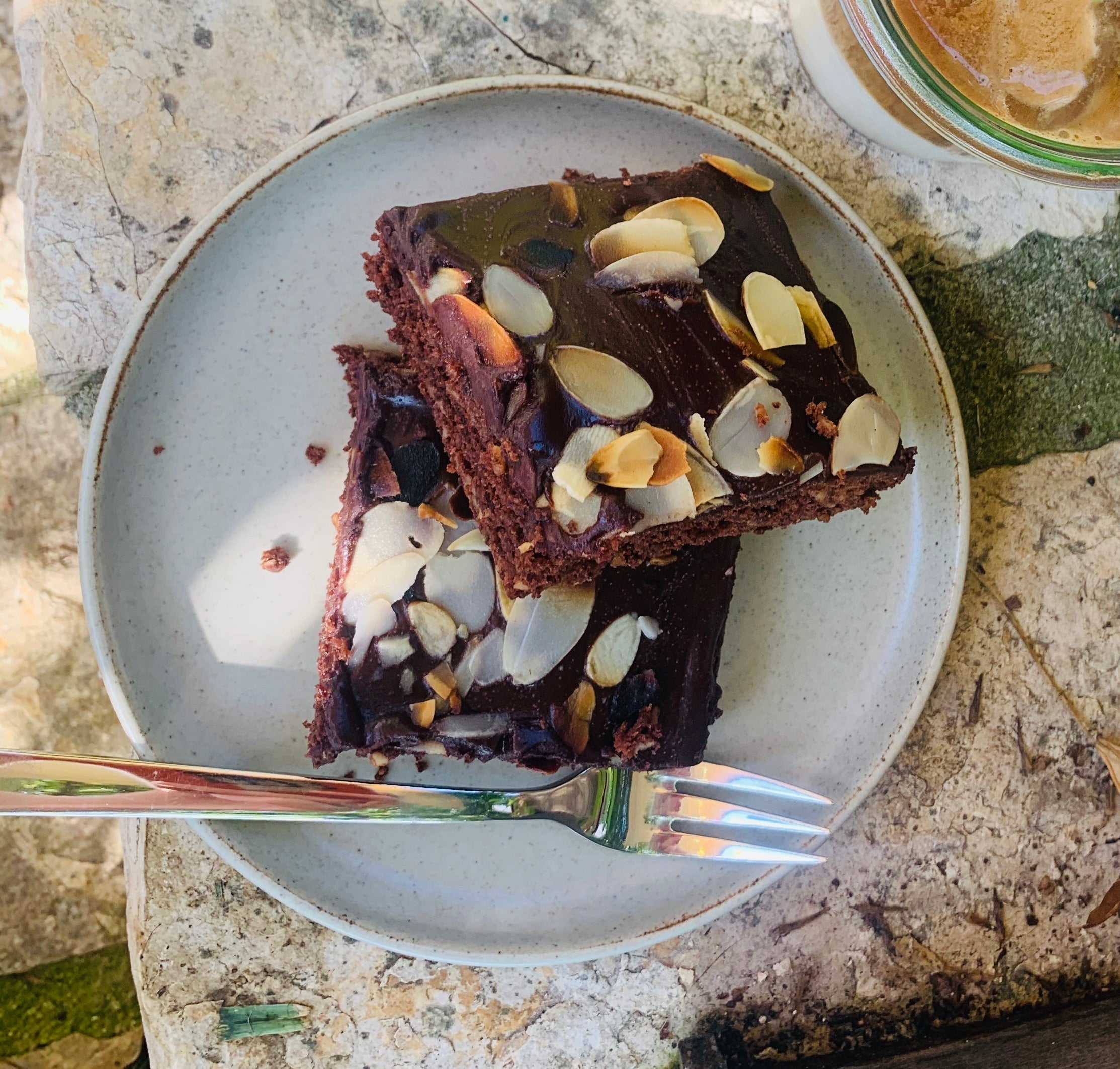 Schneller veganer Schokoladen-Nuss-Blechkuchen
