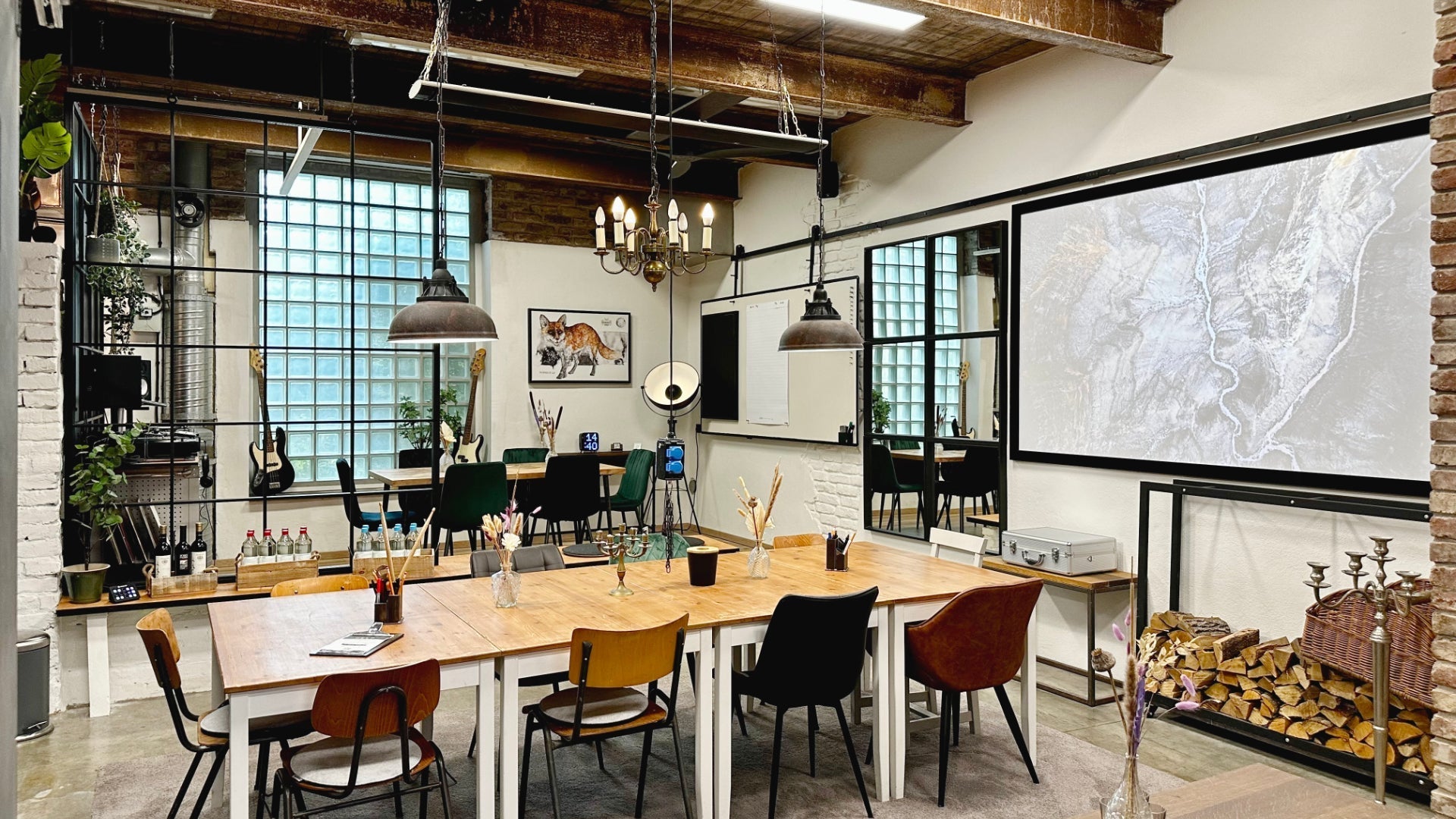 Seminarraum von as.if.spaces in Köln Nippes mit langem Holztisch und flexibler Bestuhlung für Workshops