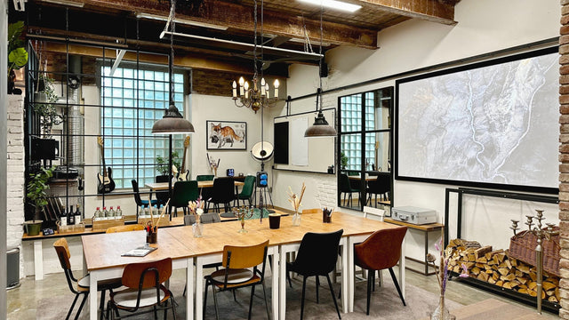 Seminarraum von as.if.spaces in Köln Nippes mit langem Holztisch und flexibler Bestuhlung für Workshops