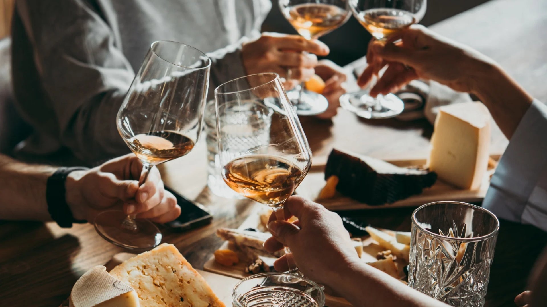 Abendessen mit Wein in geselliger Runde — Restaurants und Team-Events rund um as.if.spaces in Köln Nippes