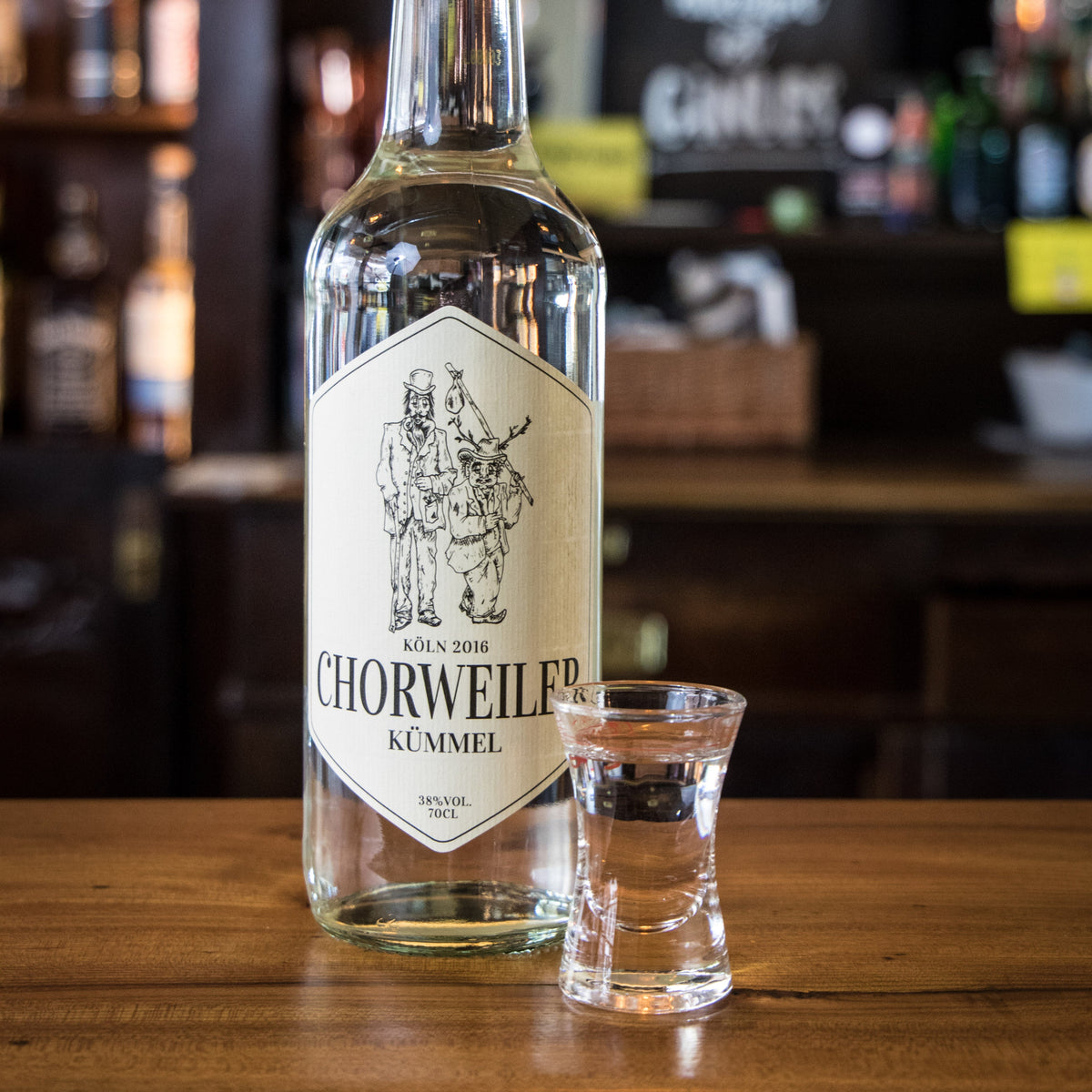 Flasche Chorweiler Kümmel mit einem gefüllten Schnapsglas