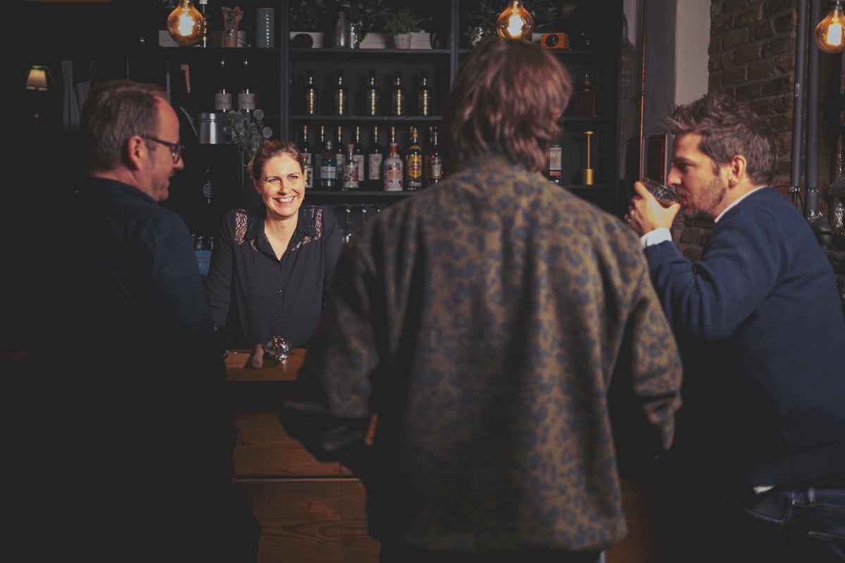 Marie erklärt der Kursrunde die Arbeit hinter der Bar