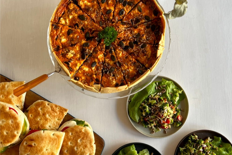 Herzhaftes Catering mit Quiche, Sandwiches und frischem Salat, serviert für Seminare, Meetings und kreative Events in den Räumlichkeiten von as/if spaces in Köln Nippes.