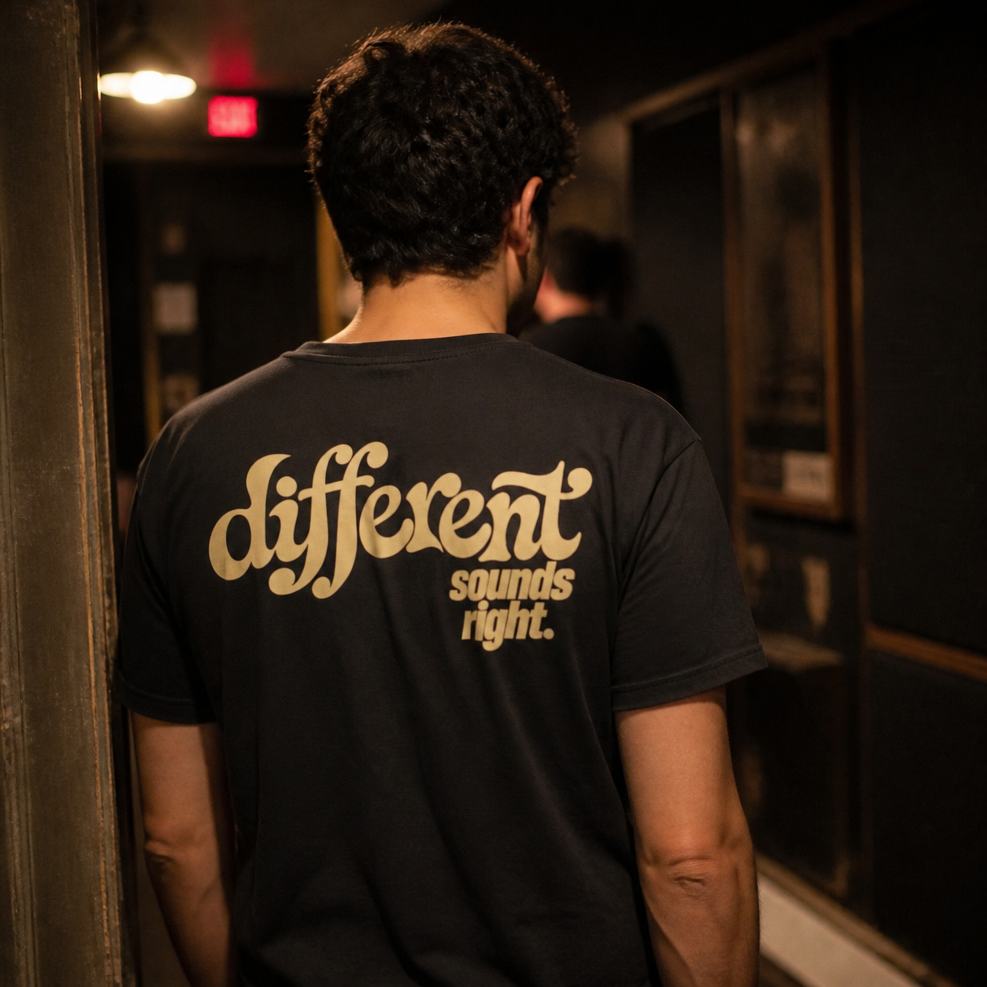 Different Sounds Right Bio-Tee in Black - Lifestyle-Rückenansicht im Independent-Radio-Studio - as.if.threads