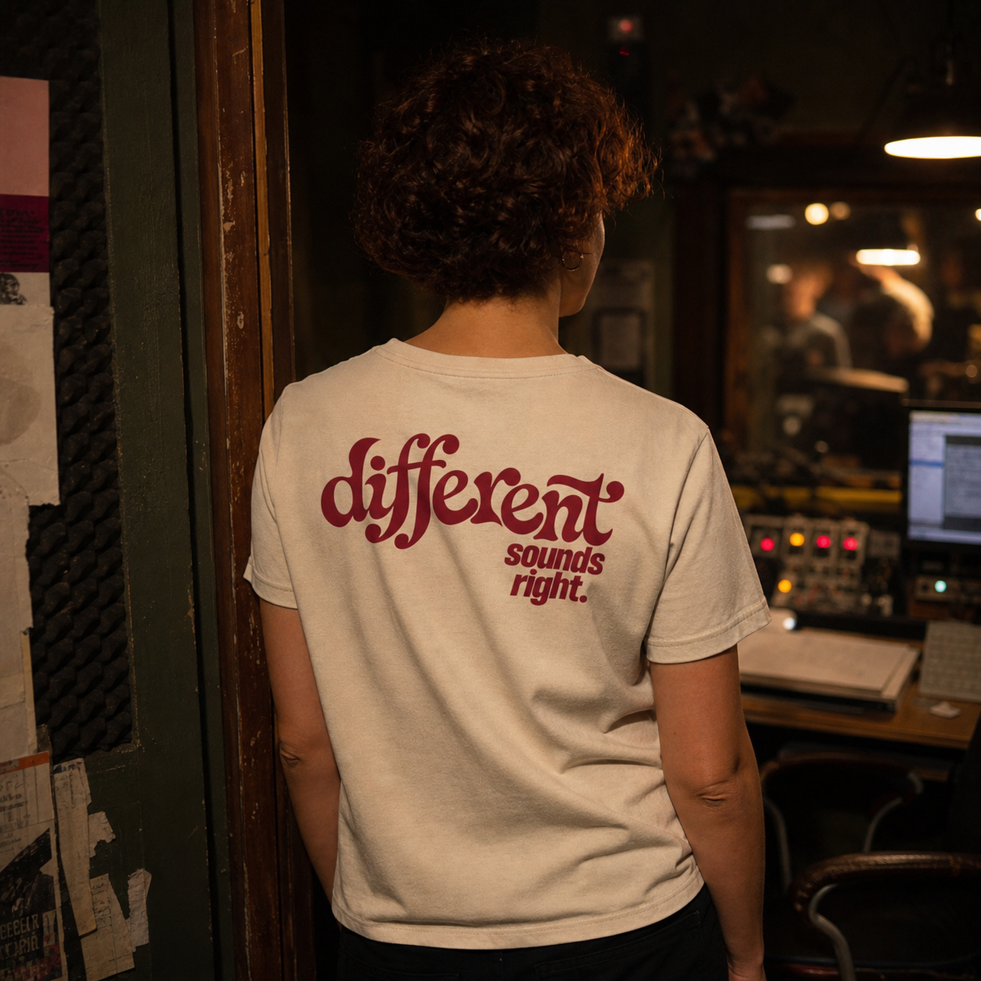 Different Sounds Right Bio-Tee in Natural Raw - Lifestyle-Rückenansicht im unabhängigen Radio-Studio - as.if.threads#Farbe_Natural Raw