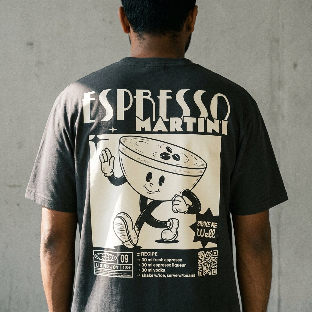 Espresso Martini Bio-Tee - Lifestyle-Rückenansicht mit originalem Liquid-Joy-Backprint