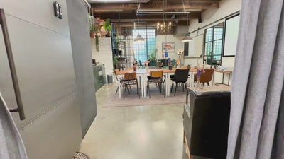 Rundflug durch den Seminarraum von as/if spaces in Köln Nippes. Moderner, industrieller Raum mit flexibler Einrichtung, ideal für kreative Meetings, Seminare und Events.
