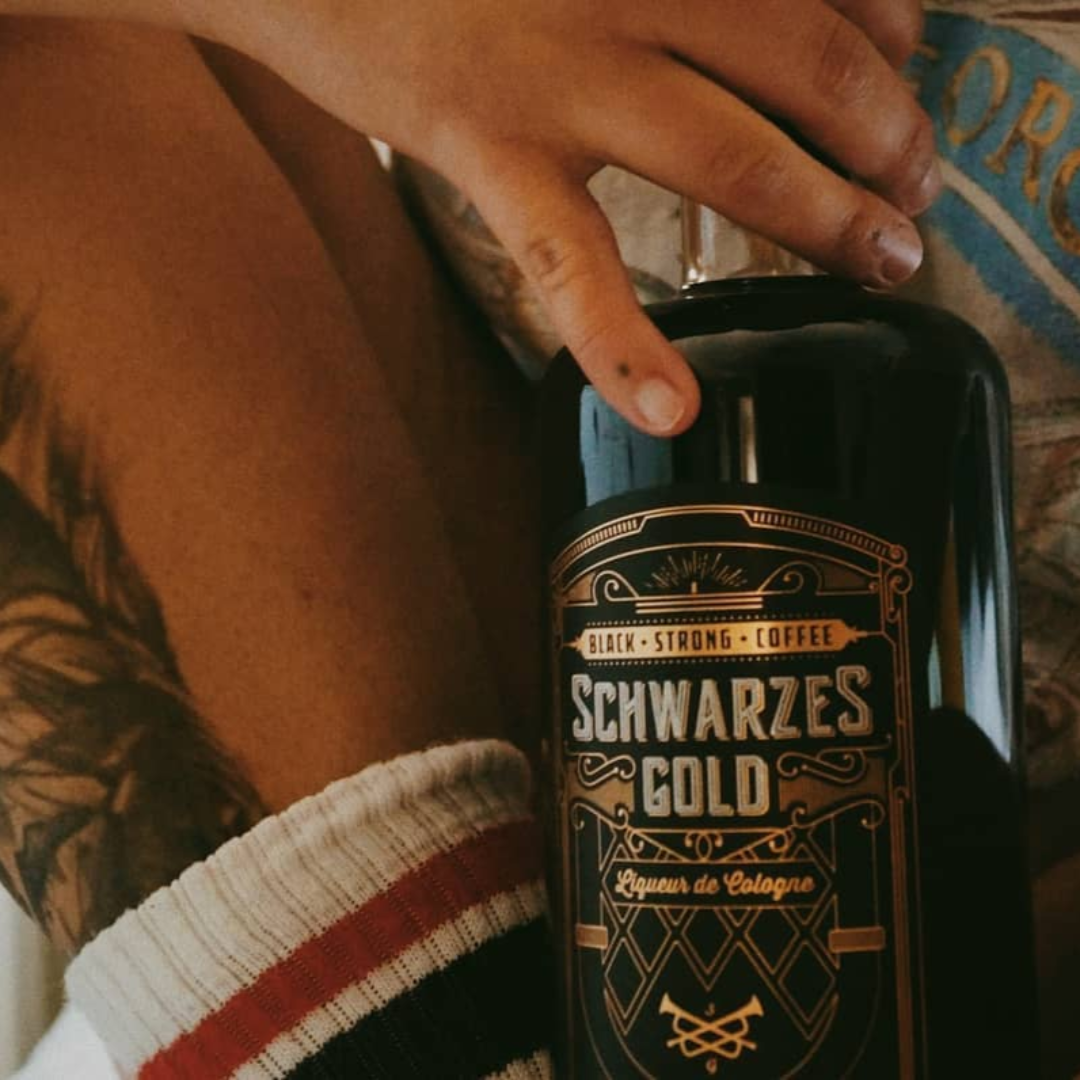 Schwarzes Gold Kaffeelikör in einer Hand