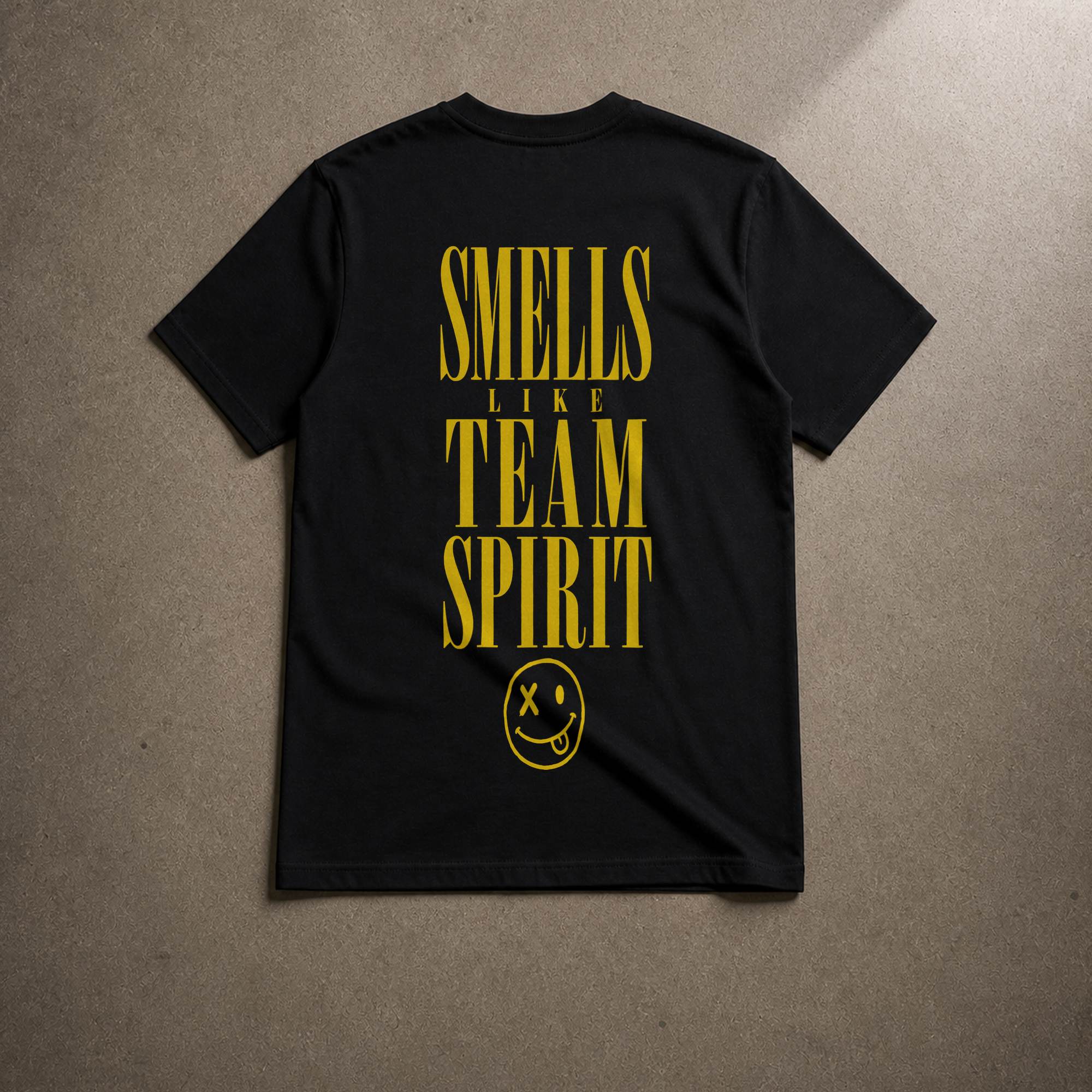 Black Smells Like Team Spirit Bio-Tee Rücken-Flatlay - as.if.threads