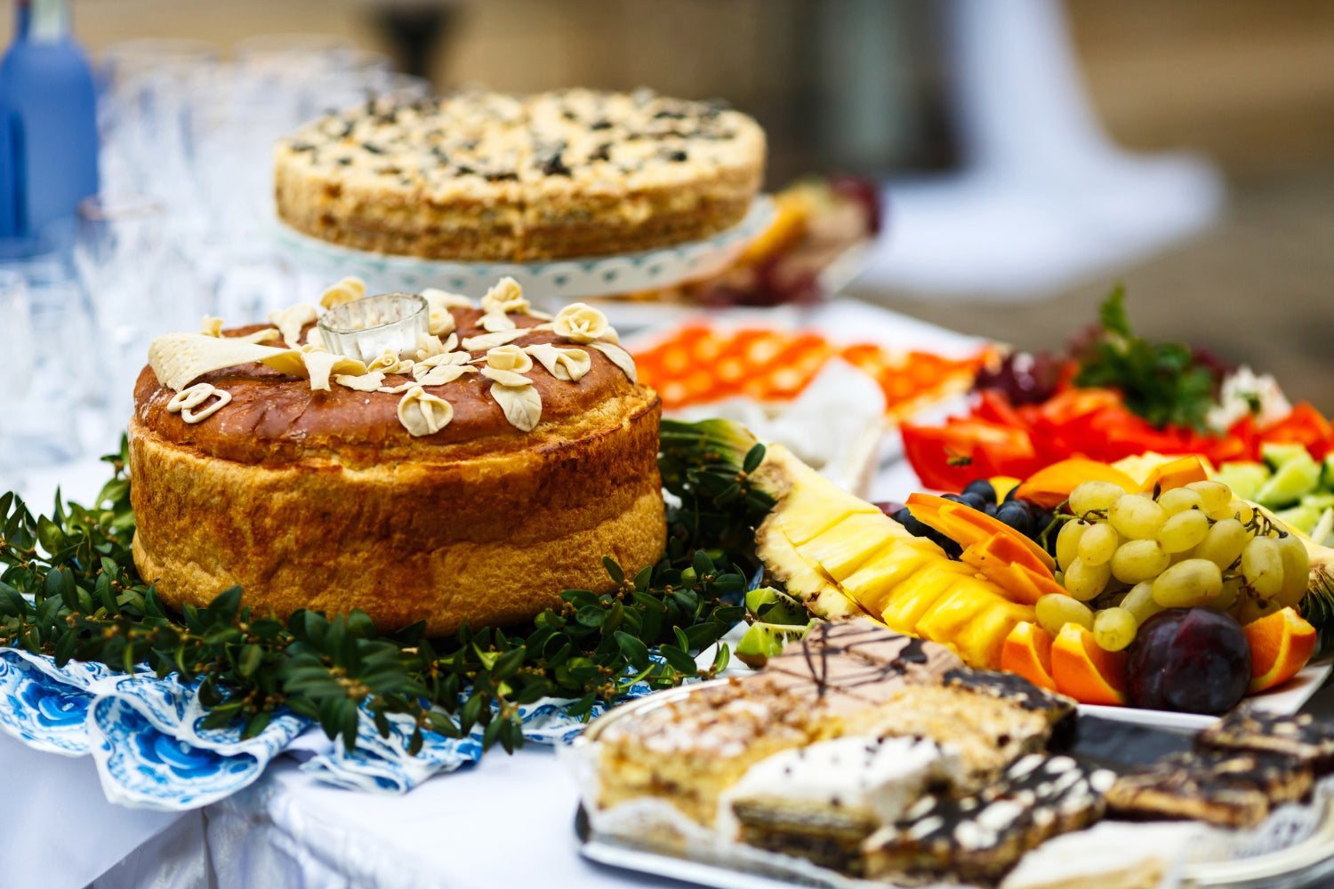 Festlich angerichtetes Buffet mit Torten, Gebäck und frischem Obst, bereitgestellt für Events und kreative Meetings in den Räumlichkeiten von as/if spaces in Köln Nippes.